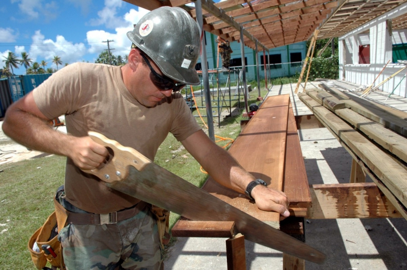 menuisier-LE VAL-min_worker_construction_building_carpenter_male_job_build_helmet-893290